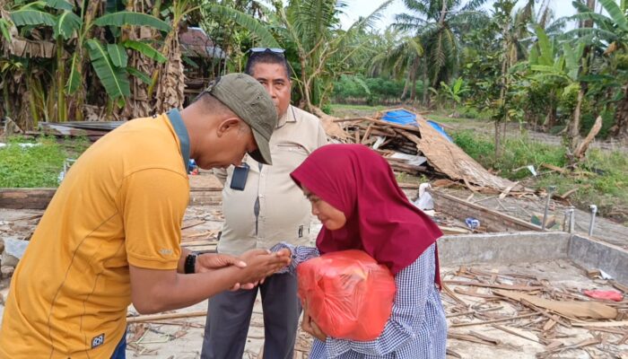 Bantuan Terus Berdatangan, Korban Bencana Angin Puting Beliung di Sergai Terpaksa Berhutang Perbaiki Atap Seng