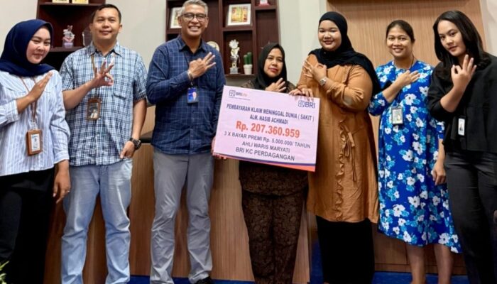 BRI Kanca Perdagangan Serahkan Klaim Asuransi Davestera Rp207 Juta kepada Ahli Waris Nasabah