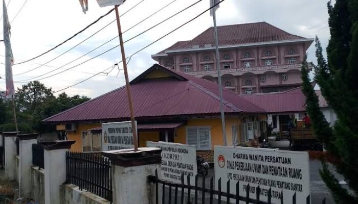 ILMU TOPAN GINTING MENGALIR KE PUPR KOTA PEMATANGSIANTAR, PAKET JALAN DI DUGA DI PLOT UNTUK 3 OKNUM DEWAN