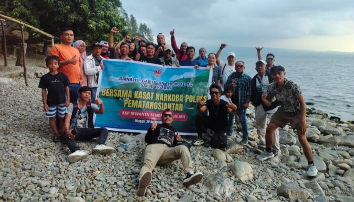 Bangun Keakraban, Kasat Narkoba Pematangsiantar dan Jurnalis FKMS Gelar Liburan Bersama ke Pantai Salbe