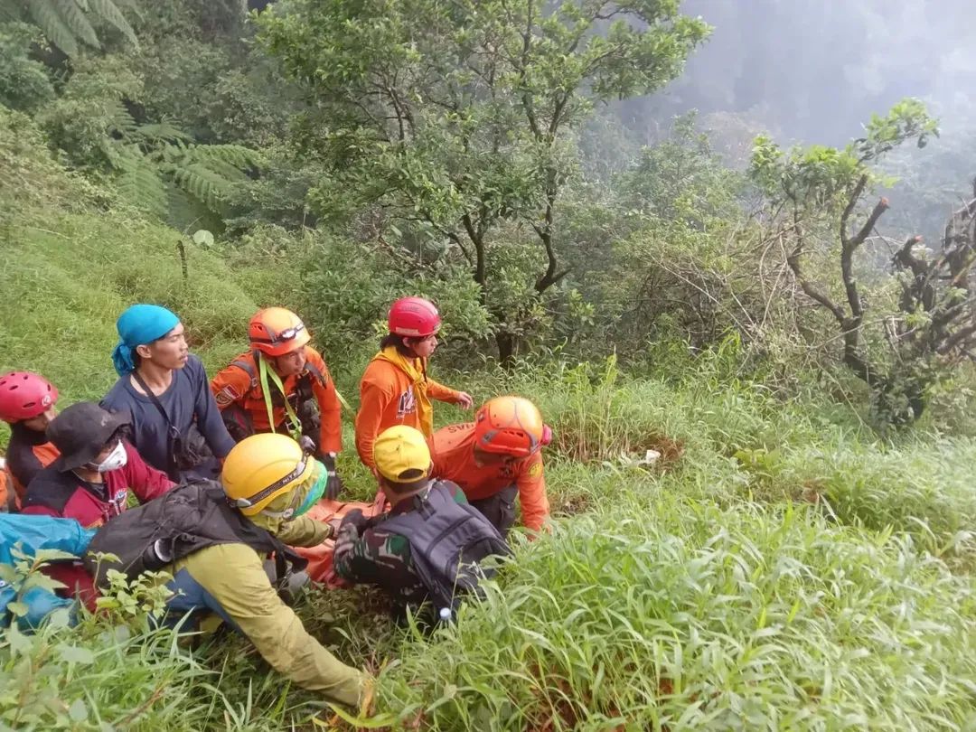 Tim SAR TNI Temukan Enam Korban Kecelakaan Pesawat ATR 42-500 di Gunung Bulusaraung