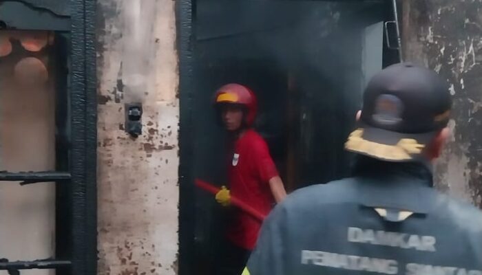 Diduga Akibat Petasan, Satu Rumah Warga Siantar Selatan Dilalap Api, Kerugian Ditaksir 500 Juta