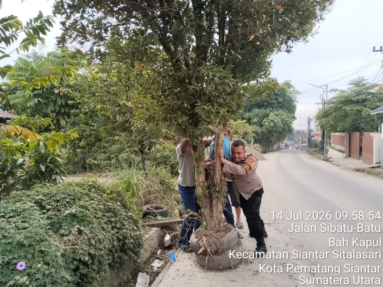 Jalin Kemitraan, Bhabinkamtibmas Polsek Siantar Martoba Gotong Royong di Blok II Jalan Sibatu batu